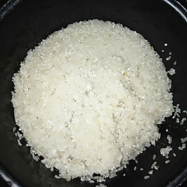 Cuci beras sampai bersih.