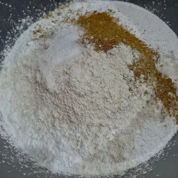 Campur tepung beras, tepung maizena, bumbu marinasi bubuk, bawang putih bubuk, penyedap rasa, garam halus, aduk rata.