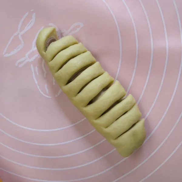 Tutup rapat sambil d cubit-cubit bagian pinggirannya. Kemudian potong salah satu sisinya dan jangan sampai terputus.