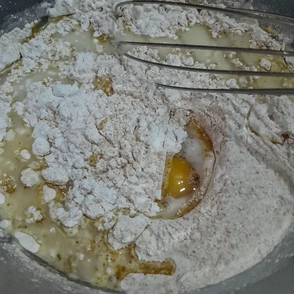 Tambahkan telur, santan kelapa, aduk rata dengan balloon whisk.