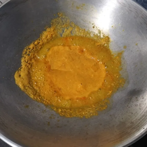 Tumis bumbu sampai matang.