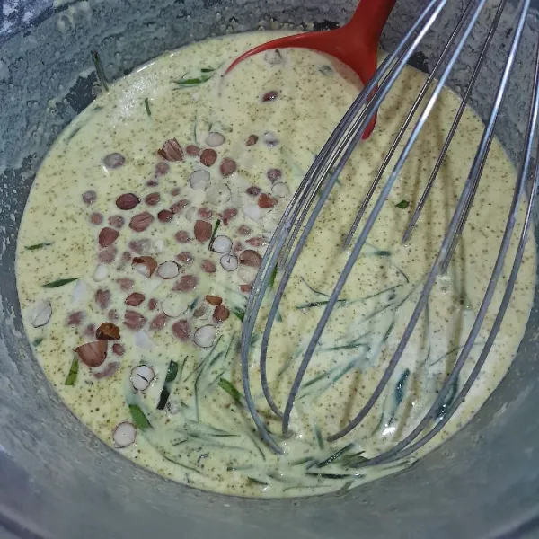 Tambahkan daun jeruk purut, untuk kacang tanah masukkan secukupnya ketika rempeyek akan digoreng.
