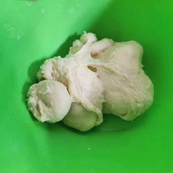 Campur tepung terigu, gula, ragi instan, pelembut roti, telur dan susu bubuk jadi satu. Tuang air sedikit demi sedikit uleni sampai adonan setengah kalis.