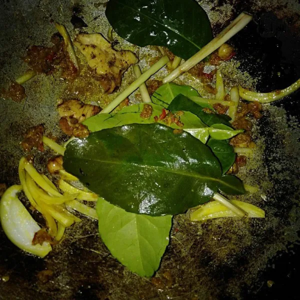 Masukkan bumbu aromatik.