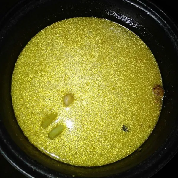 Tambahkan kuah dari bekas masak kambing, lalu masak hingga matang.