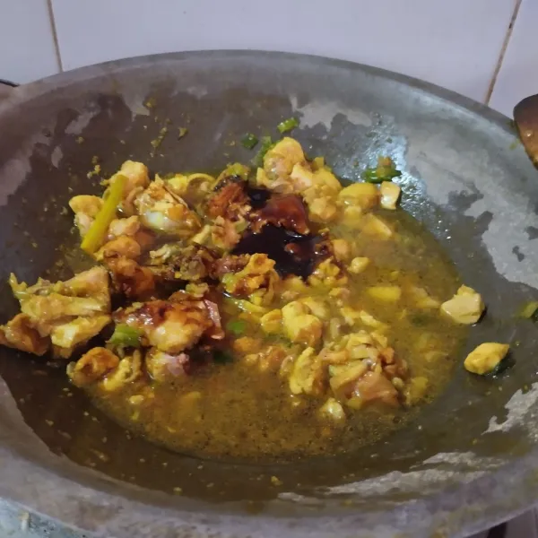 Tambahkan air, kecap, saos tiram aduk rata