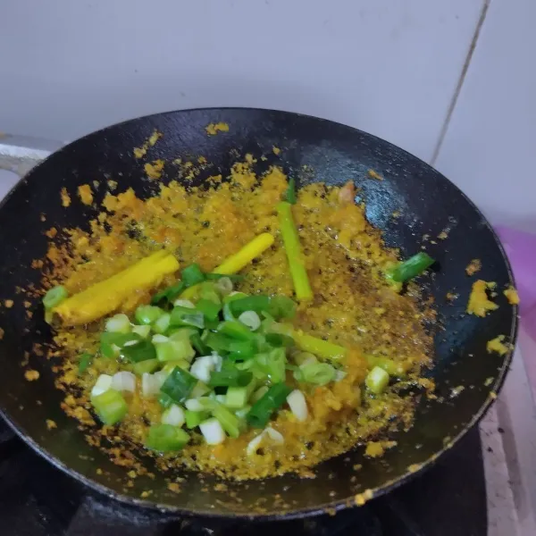 Haluskan dan tumis bumbu halus, masukan sereh dan daun salam