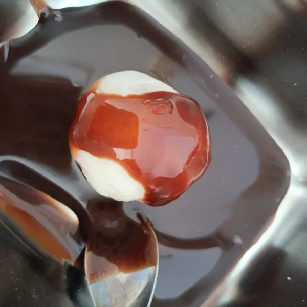 Oles mochi dengan SKM coklat hingga rata.