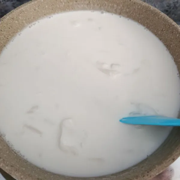 Kemudian masak dengan api kecil hingga mengental dan membentuk adonan kalis (bening).