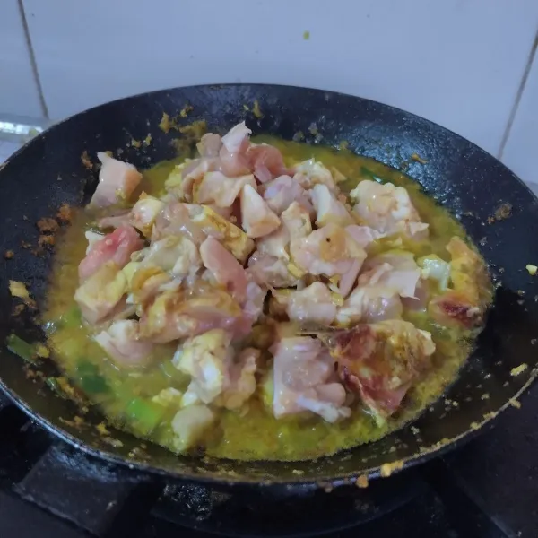 Masukan ayam aduk sampai berubah warna