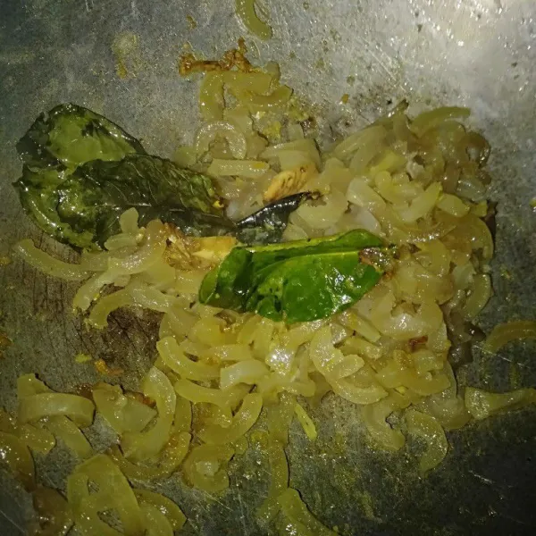 Masukkan kikil sapi yang sudah direbus dan potong-potong kecil.