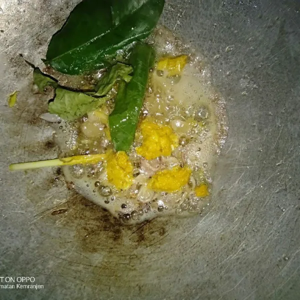 Masukkan bumbu halus yang sudah tertera di atas, lalu tambahkan daun salam, daun jeruk, lengkuas, dan sereh.