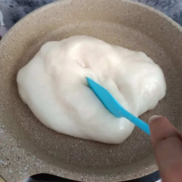 Matikan kompor, uleni dengan spatula hingga suhu ruang, supaya hasilnya kenyal.