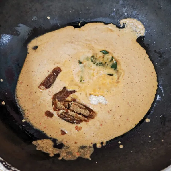 Panaskan sedikit minyak goreng, lalu tuang bumbu kacang dan tambahkan gula merah, garam, air asam, dan daun jeruk, masak hingga mendidih.
