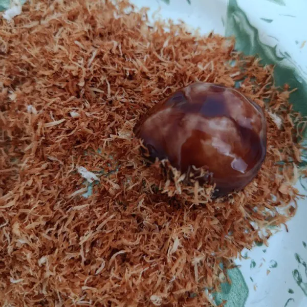 Kemudian taburi dengan serundeng kelapa hingga rata. Simpan minimal 30 menit di dalam lemari es untuk hasil yang lebih enak. Sajikan.