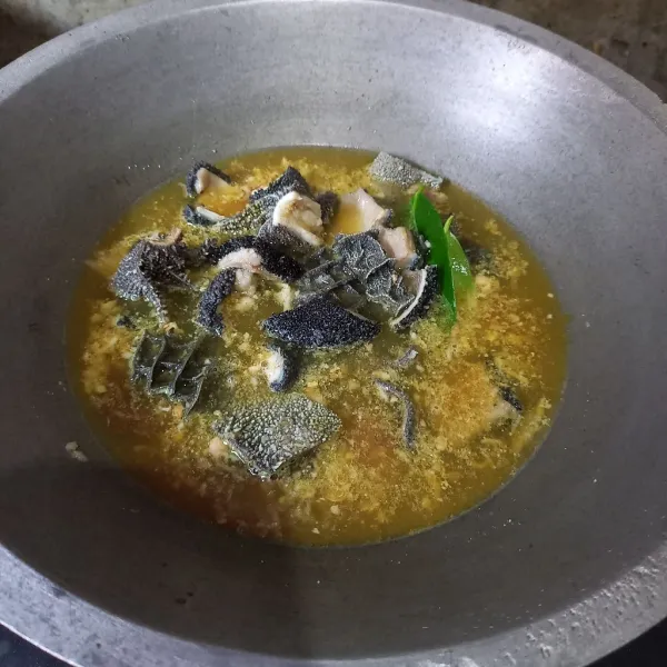 Tuangkan air dan nyalakan kompor dengan api sedang.