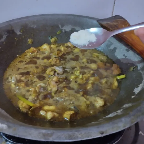 Tambahkan garam, gula, merica, masak sampai kuah menyusut