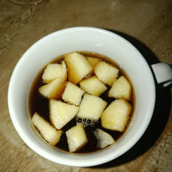 Kemudian, tuang teh dengan cara disaring. Sajikan selagi hangat!