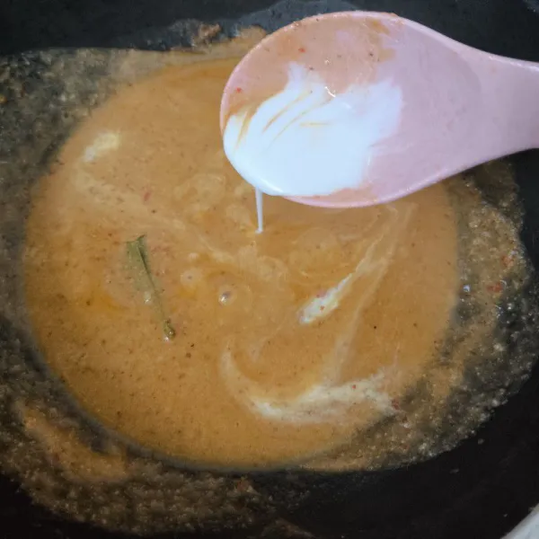 Tuangkan santan, lalu masak hingga mendidih dan tuang larutan tepung maizena, masak kembali hingga mengental dan mendidih. Jangan lupa untuk koreksi rasa.