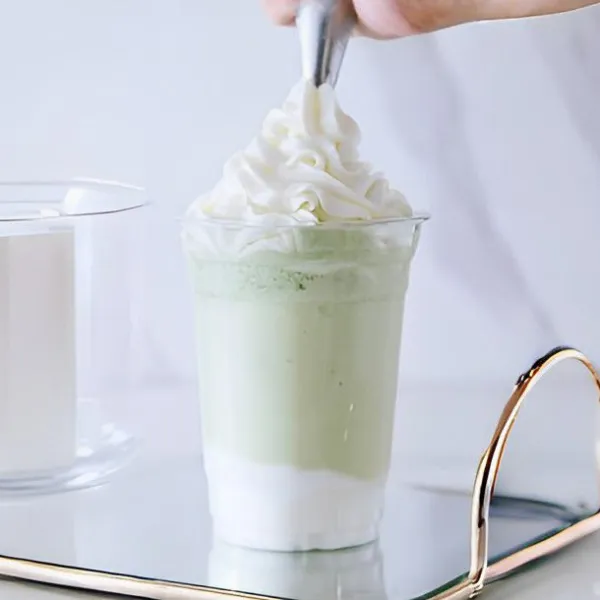 Tambahkan whipped cream secukupnya di atas smoothie.