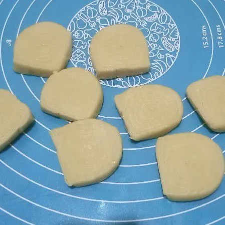 Setelah digulung, potong menjadi 8 bagian dan total semuanya 24 bagian.