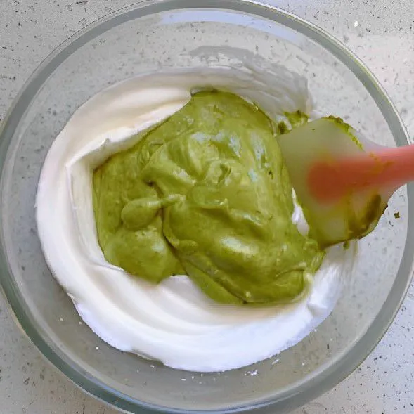 Kocok putih telur hingga berbusa, kemudian tambahkan 20 gr gula pasir, kocok hingga kaku. Campurkan adonan putih telur dengan adonan kuning telur.