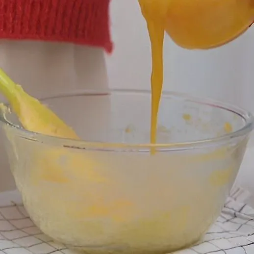 Tambahkan 15 gr air perasan lemon segar dan 5 gr parutan kulit lemon, lalu aduk hingga adonan halus dan semua bahan tercampur sempurna.