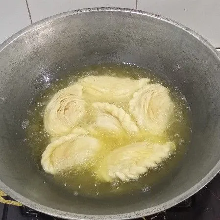 Kemudian, goreng di minyak panas hingga matang.