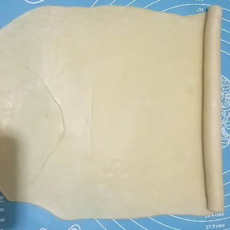 Setelah 30 menit, ambil 1 bagian pipihkan lalu gulung.