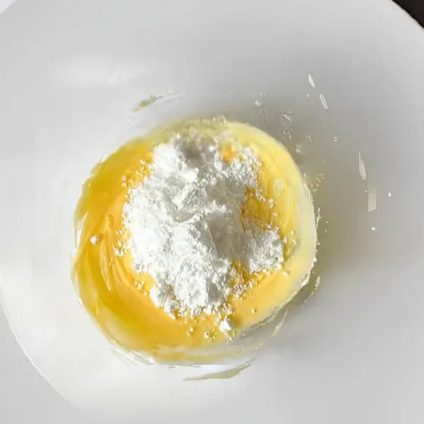 Masukkan 100 gr mentega tawar suhu ruang ke dalam mangkuk, aduk hingga lembut dan halus. Tambahkan 50 gr gula halus dan 1 gr garam, lalu aduk hingga rata.