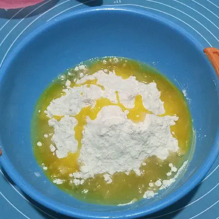 Pada adonan pertama, campur semua bahan, aduk rata sampai bisa dibentuk, dan tutup menggunakan plastik wrap diamkan 10 menit.