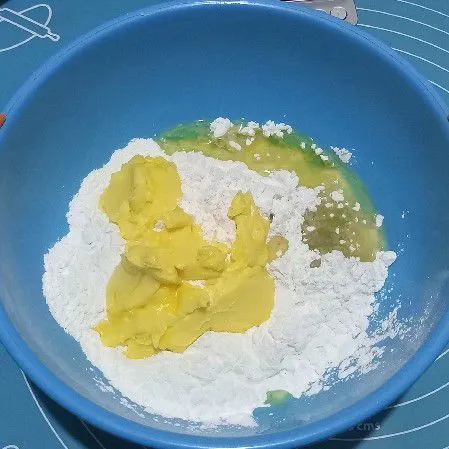 Pada adonan kedua, aduk rata sampai bisa dibentuk tutup plastik wrap diamkan 10 menit.