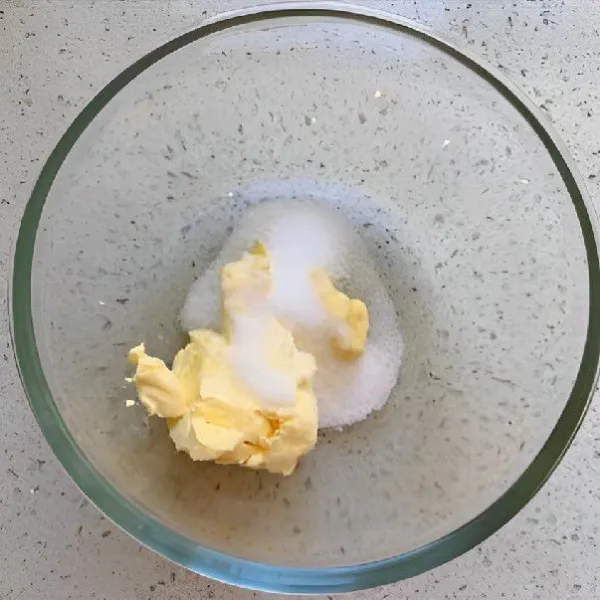 Campurkan 100 gr margarin suhu ruang dengan 40 gr gula pasir hingga rata. Tambahkan 25 gr putih telur sedikit demi sedikit sambil dikocok menggunakan mixer.