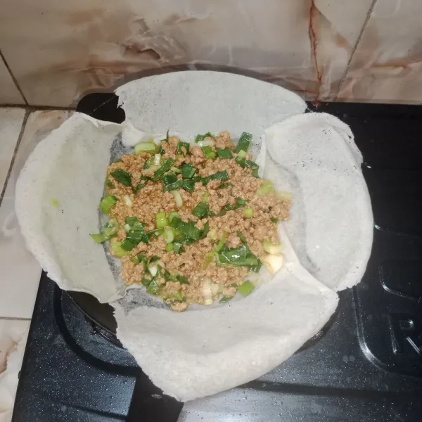 Tambahkan isian daging, lalu lipat kulit lumpia.