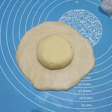 Ambil 1 bagian adonan pertama, lalu pipihkan letakan 1 adonan kedua diatasnya dan tutup bulatkan diamkan 30 menit.