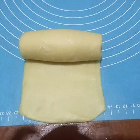 Setelah digulung, kemudian pipihkan lagi memanjang kemudian gulung lagi.