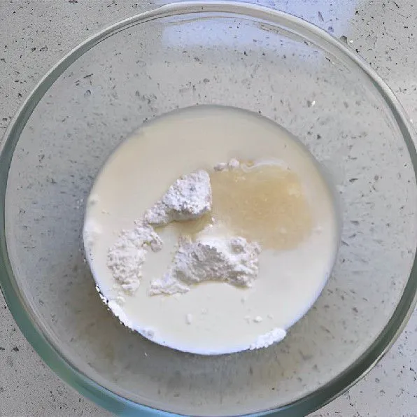 Campurkan 60 gr tepung ketan, 15 gr tepung maizena, 15 gr gula pasir, dan 90 ml susu segar dalam mangkuk. Aduk hingga merata, tutup dengan plastik wrap, lalu kukus selama 15 menit dengan api kecil hingga sedang.