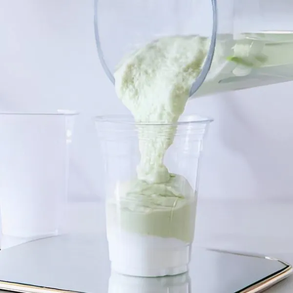 Siapkan gelas saji, tuang 50 gr yogurt tawar sebagai lapisan dasar. Tuangkan campuran smoothie alpukat ke dalam gelas di atas yogurt.