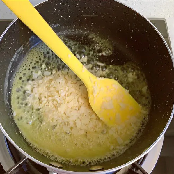Masukkan 8 gr margarin, 15 gr gula pasir, 10 gr madu, 8 gr sirup gula, dan 10 gr susu cair tawar ke dalam panci kecil. Masak hingga berbuih. Setelah mendidih, masukkan 30 gr irisan almond yang sudah dihancurkan. Aduk rata.