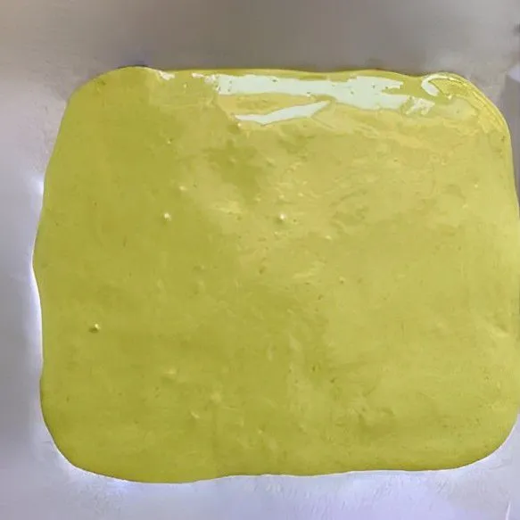 Panaskan oven terlebih dahulu hingga 155°C. Tuang adonan kue ke dalam loyang yang telah dilapisi kertas roti. Panggang selama 15 menit. Setelah matang, potong menjadi bentuk memanjang.