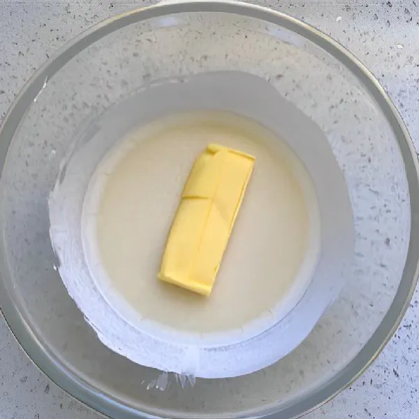 Setelah matang, tambahkan 10 gr mentega cair dan uleni hingga adonan halus.