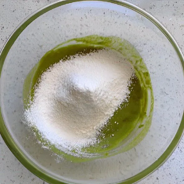 Masukkan 30 gr tepung rendah protein dan aduk hingga tercampur rata.