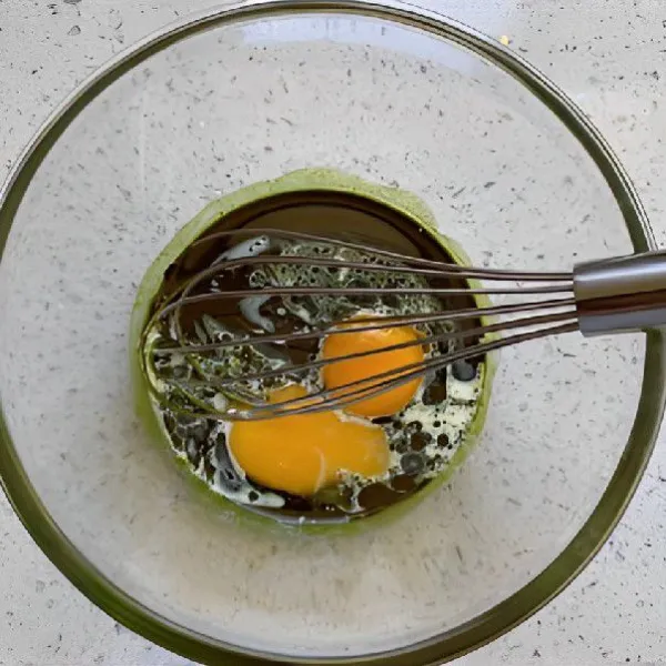 Tambahkan 25 ml susu segar dan 2 butir kuning telur, aduk hingga rata kembali.