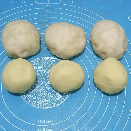 Bagi adonan pertama dan kedua, masing masing menjadi 3 bagian.