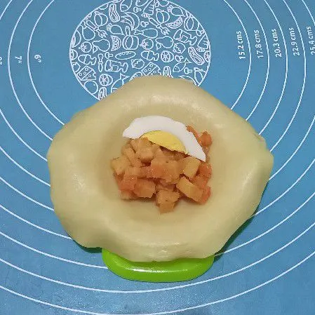 Ambil 1 bagian, pipihkan letakan di cetakan pastel beri isian lalu tutup dan rapihkan pinggir adonannya.