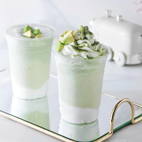 Taburkan bubuk matcha di atas whipped cream. Tambahkan 40 gr potongan alpukat.