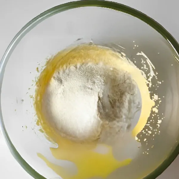 Ayak 150 gr tepung terigu protein rendah, kemudian masukkan sedikit demi sedikit sambil diaduk. Kocok adonan dengan mixer berkecepatan tinggi hingga mengembang.