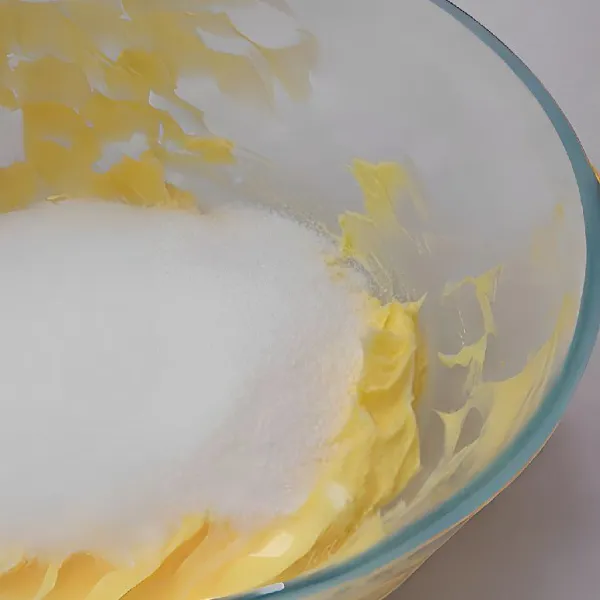 Ayak dan campurkan 120 gr tepung terigu protein rendah dan 3 gr baking powder, lalu tambahkan ke dalam adonan. Aduk rata.