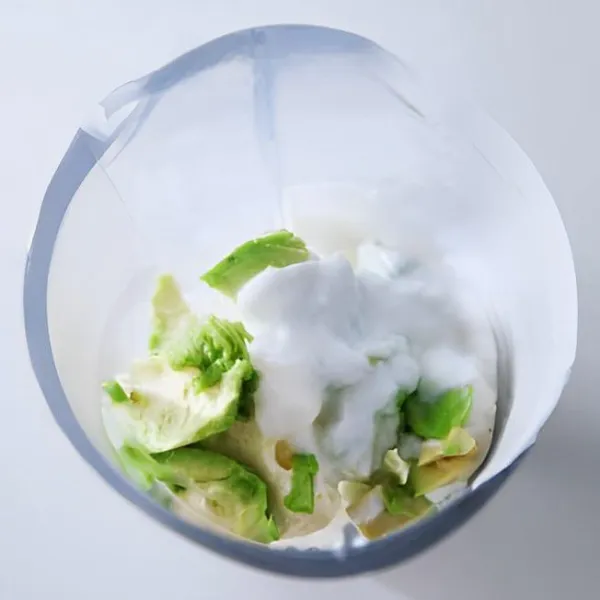 Masukkan ke dalam blender 120 gr alpukat, 100 gr yogurt, 50 gr susu cair, 75 gr es krim vanilla, 25 gr gula pasir, dan 250 gr es batu. Blender hingga halus.