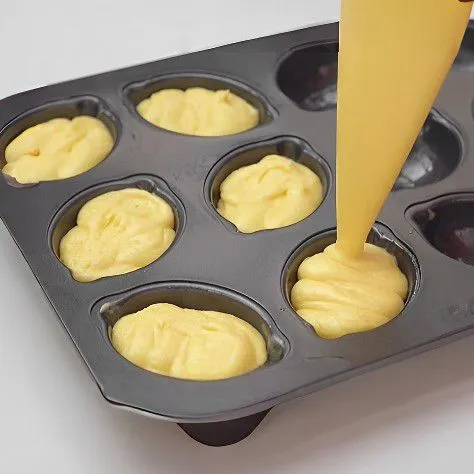 Tuang adonan ke dalam cetakan cupcake yang sudah dioles tipis mentega, isi sekitar 70% dari tinggi cetakan. Panggang dalam oven dengan suhu 180°C selama 20 menit.